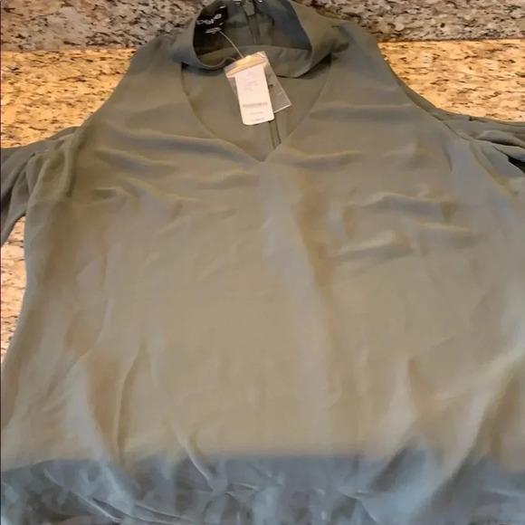 NWT Bebe Long Sleeve Cold Shoulder Top Large - Picture 4 of 6